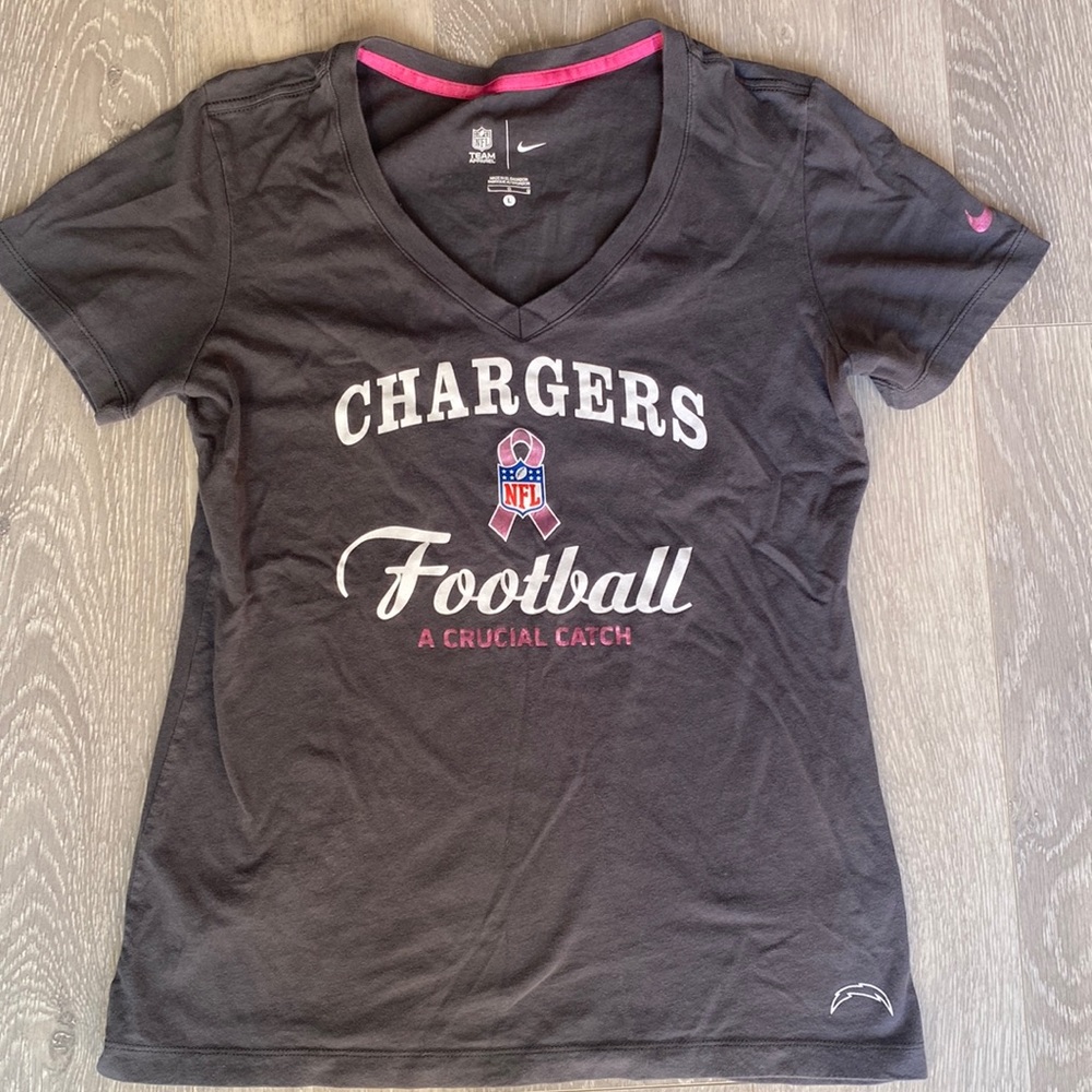 Charges V-neck